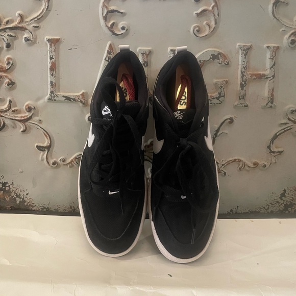 Men’s black and white sneaker brand Nike - Picture 5 of 7